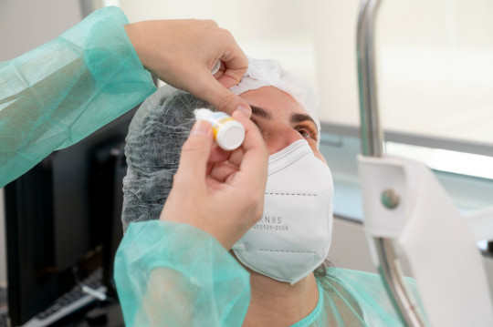 Médico coloca gotas num olho de um doente